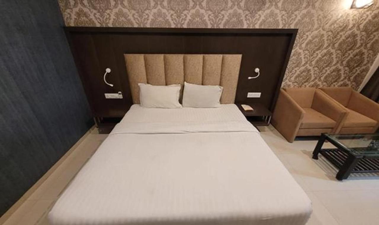 Fabhotel Prime Sapphire Regency วาโดดารา ภายนอก รูปภาพ